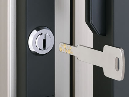 ディンプル錠 ピッキングやキーを複製されにくいディンプルキーを採用。　三協アルミ　門まわり　モダン　おしゃれ　エクステリア　愛知・名古屋の外構専門店パートナーホームのエクステリア　製品一覧　伸縮門扉　エアリーナⅡ　ミニタイプ|パートナーホーム