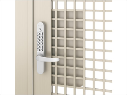 防犯パネル 格子のすき間から手を入れて解錠することを防ぐ防犯パネルをオプションで用意しています。　三協アルミ　門扉　モダン　おしゃれ　エクステリア　愛知・名古屋の外構専門店パートナーホームのエクステリア　製品一覧　形材門扉　レジリアハイタイプ　三方枠仕様　|パートナーホーム