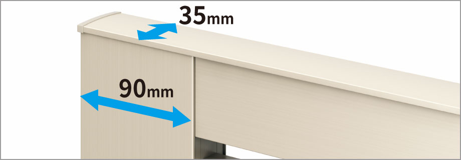 扉厚35mmのスリムな意匠 シンプルでスタイリッシュな意匠を追求。 たて框は細くシンプルな形状で、扉上部は笠木を通すことでよりすっきりとフラットな意匠を際立たせます。　三協アルミ　門扉　モダン　おしゃれ　エクステリア　愛知・名古屋の外構専門店パートナーホームのエクステリア　製品一覧　形材門扉　レジリア　|パートナーホーム