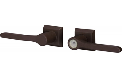 打掛け錠 外側からはレバーを押し下げて、内側からはかんぬきを上方向に回転させて扉を開きます。　三協アルミ　門まわり　モダン　おしゃれ　エクステリア　愛知・名古屋の外構専門店パートナーホームのエクステリア　製品一覧　鋳物門扉　キャスタイル|パートナーホーム