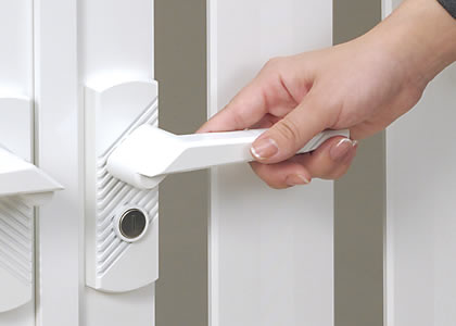 打掛け錠 外側からはレバーを押し下げて、内側からはかんぬきを上方向に回転させて扉を開きます。　三協アルミ　門扉　モダン　おしゃれ　エクステリア　愛知・名古屋の外構専門店パートナーホームのエクステリア　製品一覧　形材門扉　ララミー　|パートナーホーム