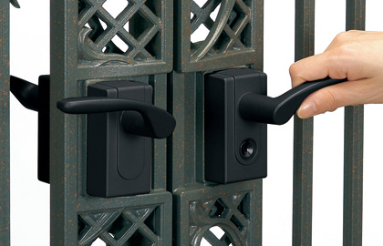 レバーハンドル錠 レバーを押し下げて扉を開きます。 開閉時のラッチ音を抑えた静音仕様です。　三協アルミ　門まわり　モダン　おしゃれ　エクステリア　愛知・名古屋の外構専門店パートナーホームのエクステリア　製品一覧　鋳物門扉　ビアンソード|パートナーホーム