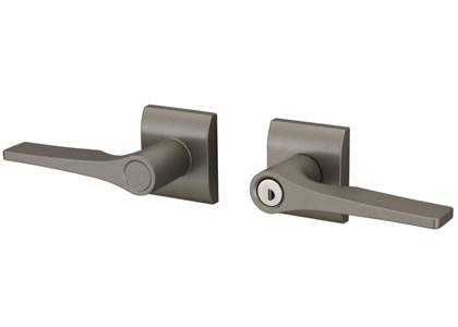 内蔵錠 レバーを押し下げて扉を開きます。　三協アルミ　門扉　モダン　おしゃれ　エクステリア　愛知・名古屋の外構専門店パートナーホームのエクステリア　製品一覧　形材門扉　レジリアハイタイプ　|パートナーホーム