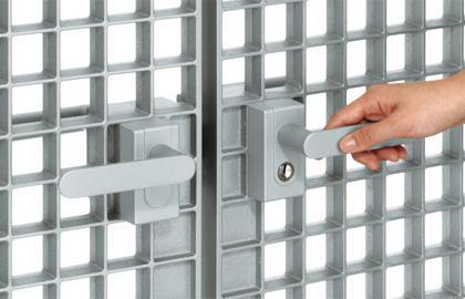 レバーハンドル錠 レバーを押し下げて扉を開きます。 開閉時のラッチ音を抑えた静音仕様です。 三協アルミ　門まわり　モダン　おしゃれ　エクステリア　愛知・名古屋の外構専門店パートナーホームのエクステリア　製品一覧　鋳物門扉　グランクロス|パートナーホーム