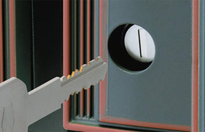 外：シリンダー錠 外側はシリンダー錠で施解錠が可能です。 三協アルミ　門まわり　モダン　おしゃれ　エクステリア　愛知・名古屋の外構専門店パートナーホームのエクステリア　製品一覧　鋳物門扉　ラヴェンデル|パートナーホーム