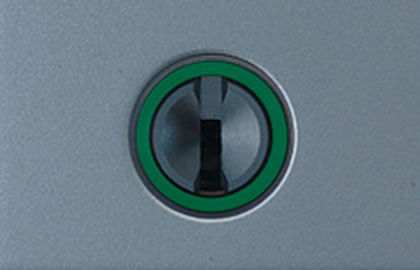 蓄光樹脂 外側の鍵穴のまわりには、夜間でも確認しやすい蓄光樹脂を採用し、鍵が入りやすいスリ鉢形状です。 三協アルミ　門まわり　モダン　おしゃれ　エクステリア　愛知・名古屋の外構専門店パートナーホームのエクステリア　製品一覧　鋳物門扉　グランクロス|パートナーホーム