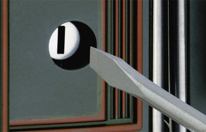 内：簡易錠C 内側の簡易錠はキーの先端やマイナスドライバーなどの道具で施解錠が可能です。 三協アルミ　門まわり　モダン　おしゃれ　エクステリア　愛知・名古屋の外構専門店パートナーホームのエクステリア　製品一覧　鋳物門扉　ラヴェンデル|パートナーホーム