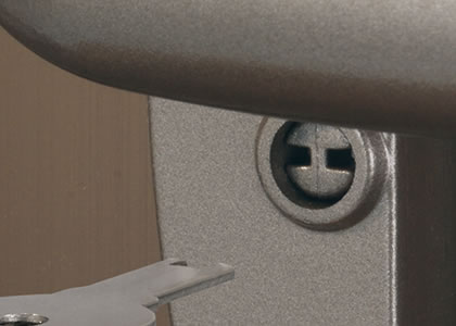 簡易錠B 施解錠には内外ともに簡易シリンダーで、専用キーを使用します。　三協アルミ　門扉　モダン　おしゃれ　エクステリア　愛知・名古屋の外構専門店パートナーホームのエクステリア　製品一覧　形材門扉　末広　打掛け錠（VK-K-1N）|パートナーホーム