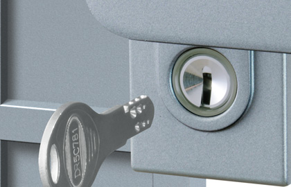 ディンプル錠 ピッキングやキーを複製されにくい、ディンプルキーを採用しています。 三協アルミ　門まわり　モダン　おしゃれ　エクステリア　愛知・名古屋の外構専門店パートナーホームのエクステリア　製品一覧　鋳物門扉　グランクロス|パートナーホーム