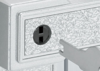 簡易錠（LS-11） 施解錠には内外ともに簡易シリンダーで、専用キーを使用します。 三協アルミ　門扉　モダン　おしゃれ　エクステリア　愛知・名古屋の外構専門店パートナーホームのエクステリア　製品一覧　形材門扉　有磯|パートナーホーム