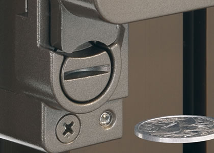 コインサムターン 内側のコインサムターンはコインやキーの先端などで施解錠が可能です。　三協アルミ　門扉　モダン　おしゃれ　エクステリア　愛知・名古屋の外構専門店パートナーホームのエクステリア　製品一覧　形材門扉　末広　打掛け錠（VK-K-1N）|パートナーホーム