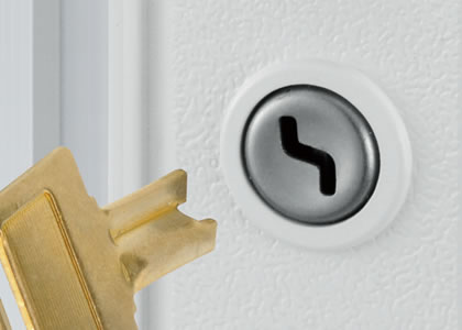 簡易錠 施解錠には内外ともに簡易シリンダーで、専用キーを使用します。　三協アルミ　門扉　モダン　おしゃれ　エクステリア　愛知・名古屋の外構専門店パートナーホームのエクステリア　製品一覧　形材門扉　ララミー　ラッチ錠ラッチ錠|パートナーホーム