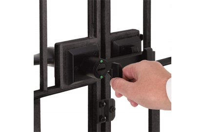 打掛け錠着脱式ツマミサムターン仕様 家側は状況により使い分けができる仕様で、工場出荷時は、ツマミ式となっていますが、現地でツマミ部を取りはずし、簡易錠〈コイン式〉としても使用できます。また、施解錠の状態が確認しやすい開閉マークを採用しています。　三協アルミ　門まわり　モダン　おしゃれ　エクステリア　愛知・名古屋の外構専門店パートナーホームのエクステリア　製品一覧　鋳物門扉　キャスタイル|パートナーホーム