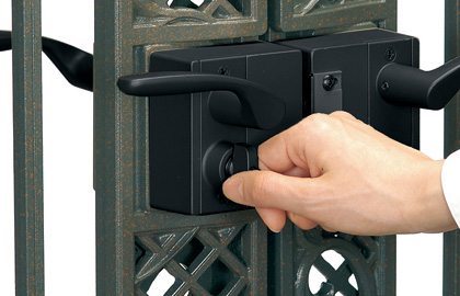着脱式ツマミサムターン 家側は状況により使い分けができる仕様で、工場出荷時は、ツマミ式となっていますが、現地でツマミ部を取りはずし、簡易錠〈コイン式〉としても使用できます。また、施解錠の状態が確認しやすい開閉マークを採用しています。　三協アルミ　門まわり　モダン　おしゃれ　エクステリア　愛知・名古屋の外構専門店パートナーホームのエクステリア　製品一覧　鋳物門扉　ビアンソード|パートナーホーム