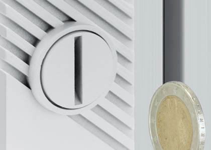 内：コインサムターン 内側のコインサムターンはコインやキーの先端などで施解錠が可能です。　三協アルミ　門扉　モダン　おしゃれ　エクステリア　愛知・名古屋の外構専門店パートナーホームのエクステリア　製品一覧　形材門扉　ララミー　|パートナーホーム