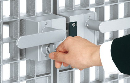 着脱式ツマミサムターン 家側は状況により使い分けができる仕様で、工場出荷時は、ツマミ式となっていますが、現地でツマミ部を取りはずし、簡易錠〈コイン式〉としても使用できます。また、施解錠の状態が確認しやすい開閉マークを採用しています。 三協アルミ　門まわり　モダン　おしゃれ　エクステリア　愛知・名古屋の外構専門店パートナーホームのエクステリア　製品一覧　鋳物門扉　グランクロス|パートナーホーム