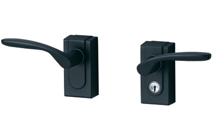 レバーハンドル錠 レバーを押し下げて扉を開きます。 開閉時のラッチ音を抑えた静音仕様です。　三協アルミ　門まわり　モダン　おしゃれ　エクステリア　愛知・名古屋の外構専門店パートナーホームのエクステリア　製品一覧　鋳物門扉　キャスタイル|パートナーホーム