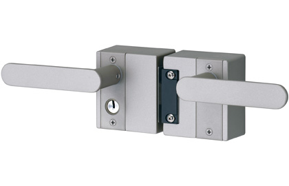 内外（両面）ディンプル錠仕様 防犯性を重視される方は、内外ディンプル錠仕様のレバーハンドル錠をおすすめします。 三協アルミ　門まわり　モダン　おしゃれ　エクステリア　愛知・名古屋の外構専門店パートナーホームのエクステリア　製品一覧　鋳物門扉　グランクロス|パートナーホーム