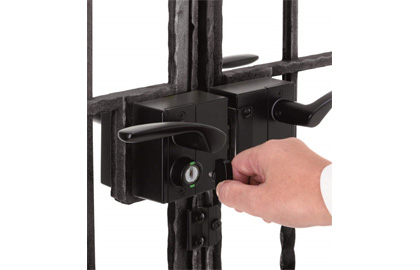 レバーハンドル錠着脱式ツマミサムターン 家側は状況により使い分けができる仕様で、工場出荷時は、ツマミ式となっていますが、現地でツマミ部を取りはずし、簡易錠〈コイン式〉としても使用できます。また、施解錠の状態が確認しやすい開閉マークを採用しています。　三協アルミ　門まわり　モダン　おしゃれ　エクステリア　愛知・名古屋の外構専門店パートナーホームのエクステリア　製品一覧　鋳物門扉　キャスタイル|パートナーホーム