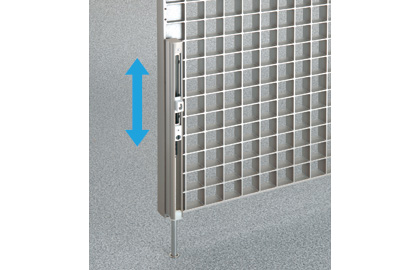 オートロック落し棒 ガタつきを抑えた静音仕様で、外部から落し棒を持ち上げることができないロック機能付きです。また、オートロック落し棒にロック（コインサムターン）をかけることで、落し棒の操作ができなくなります。なお、落し棒の操作は手動です。 ※写真はグランクロス　三協アルミ　門まわり　モダン　おしゃれ　エクステリア　愛知・名古屋の外構専門店パートナーホームのエクステリア　製品一覧　鋳物門扉　ビアンソード|パートナーホーム