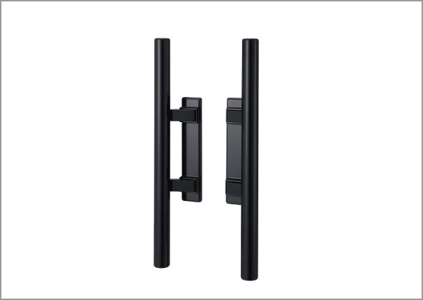 バータイプ 外側からはバーを押すだけ、内側からはバーを引くだけで開く、操作しやすいタイプです。　三協アルミ　門まわり　モダン　おしゃれ　エクステリア　愛知・名古屋の外構専門店パートナーホームのエクステリア　製品一覧　鋳物門扉　ジオグランテ|パートナーホーム