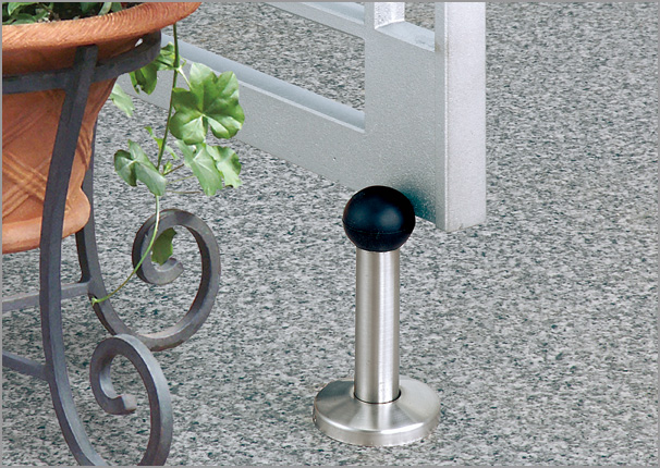 門扉ストッパー オプション 障害物との接触を防止する門扉ストッパーを用意しています。　三協アルミ　門まわり　モダン　おしゃれ　エクステリア　愛知・名古屋の外構専門店パートナーホームのエクステリア　製品一覧　鋳物門扉　ジオグランテ|パートナーホーム