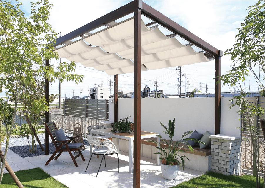 シンプルスタイル 独立タイプ 建物の躯体から離れて自立するタイプ 4本独立柱タイプなので、建物の構造などの制限を受けずに施工が可能。庭を眺めるスペースやガーデニングを楽しむための独立したテラス空間がつくれます。 タカショー　庭まわり　ガーデン　テラス　モダン　おしゃれ　エクステリア　愛知・名古屋の外構専門店パートナーホームのエクステリア　製品一覧　ポーチテラス ®　シンプルスタイル　|パートナーホーム