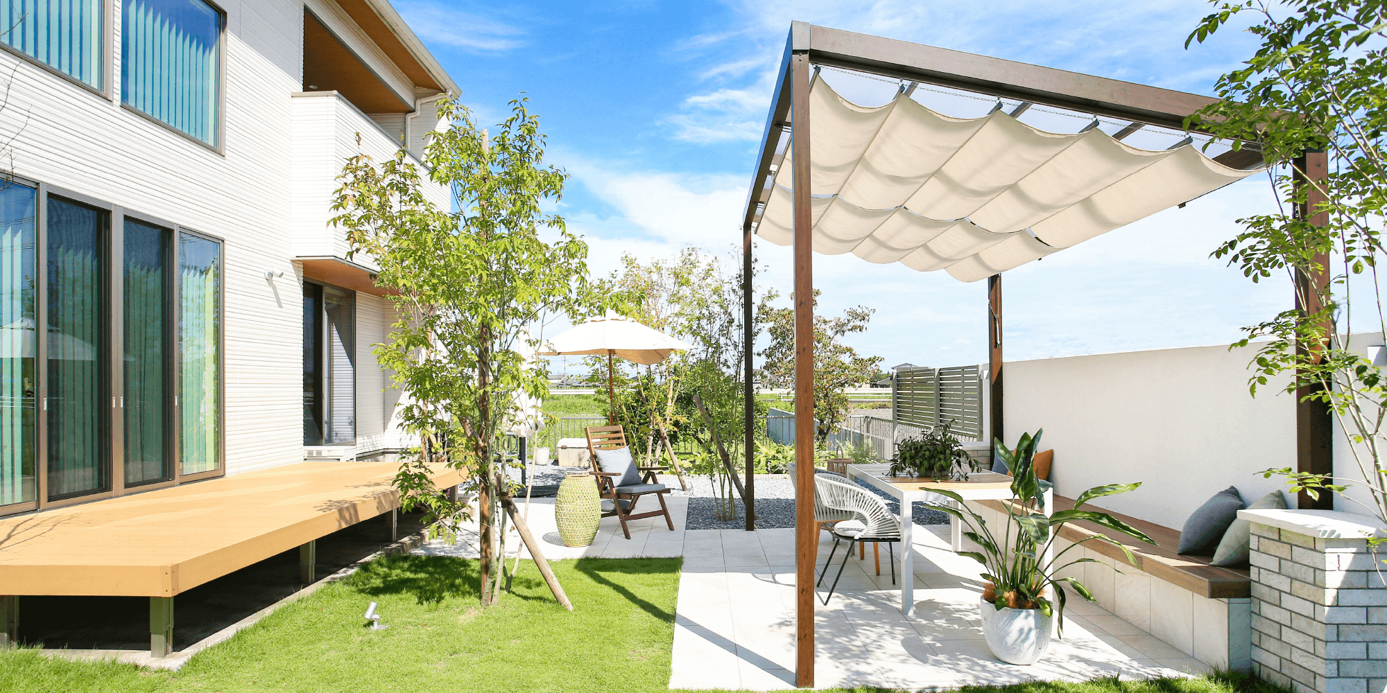 両側面にパネルがなく、開放感のあるテラスタイプ。「エバーアートウッドシリーズ」の質感の良さをそのまま生かし、天然木で作った屋根付きパーゴラの風合いを再現しました。前面2本の柱だけのシンプルスタイルは、最もリーズナブルで、すっきりとしたデザインのテラスです。間口サイズも豊富です。　タカショー　庭まわり　ガーデン　テラス　モダン　おしゃれ　エクステリア　愛知・名古屋の外構専門店パートナーホームのエクステリア　製品一覧　ポーチテラス ®　シンプルスタイル　|パートナーホーム