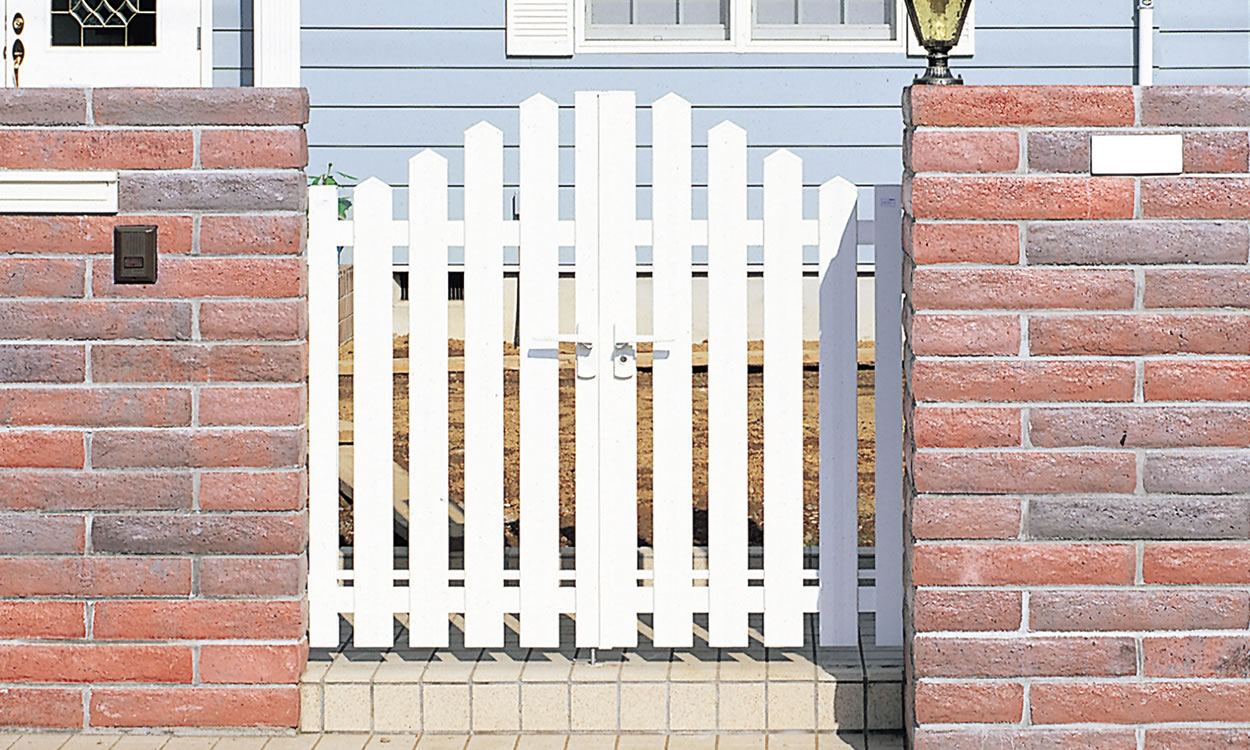 1型 ホワイト／ラッチ錠／0711　三協アルミ　門扉　モダン　おしゃれ　エクステリア　愛知・名古屋の外構専門店パートナーホームのエクステリア　製品一覧　形材門扉　ララミー　|パートナーホーム