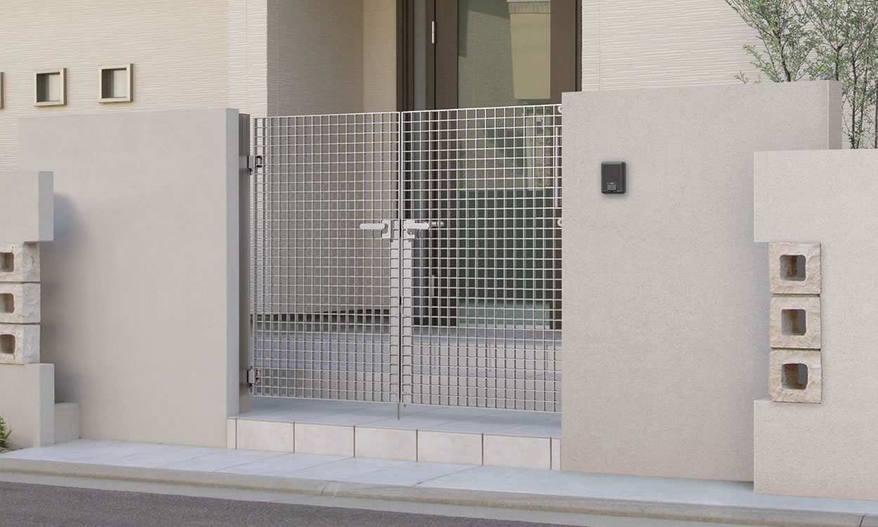 シルバー 0916 三協アルミ　門まわり　モダン　おしゃれ　エクステリア　愛知・名古屋の外構専門店パートナーホームのエクステリア　製品一覧　鋳物門扉　グランクロス|パートナーホーム