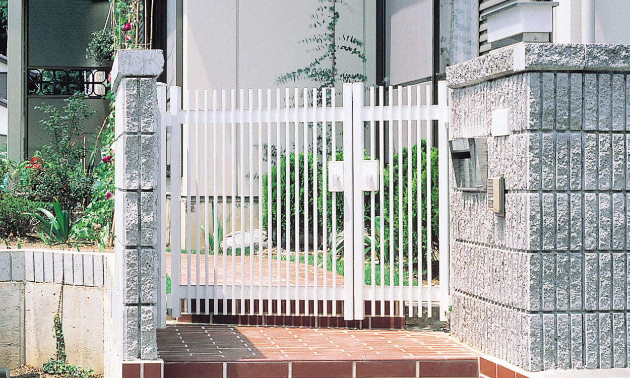 1型 親子扉／ホワイト／打掛け錠（NRｰS1）／（08・04）10　三協アルミ　門扉　モダン　おしゃれ　エクステリア　愛知・名古屋の外構専門店パートナーホームのエクステリア　製品一覧　形材門扉　有磯|パートナーホーム