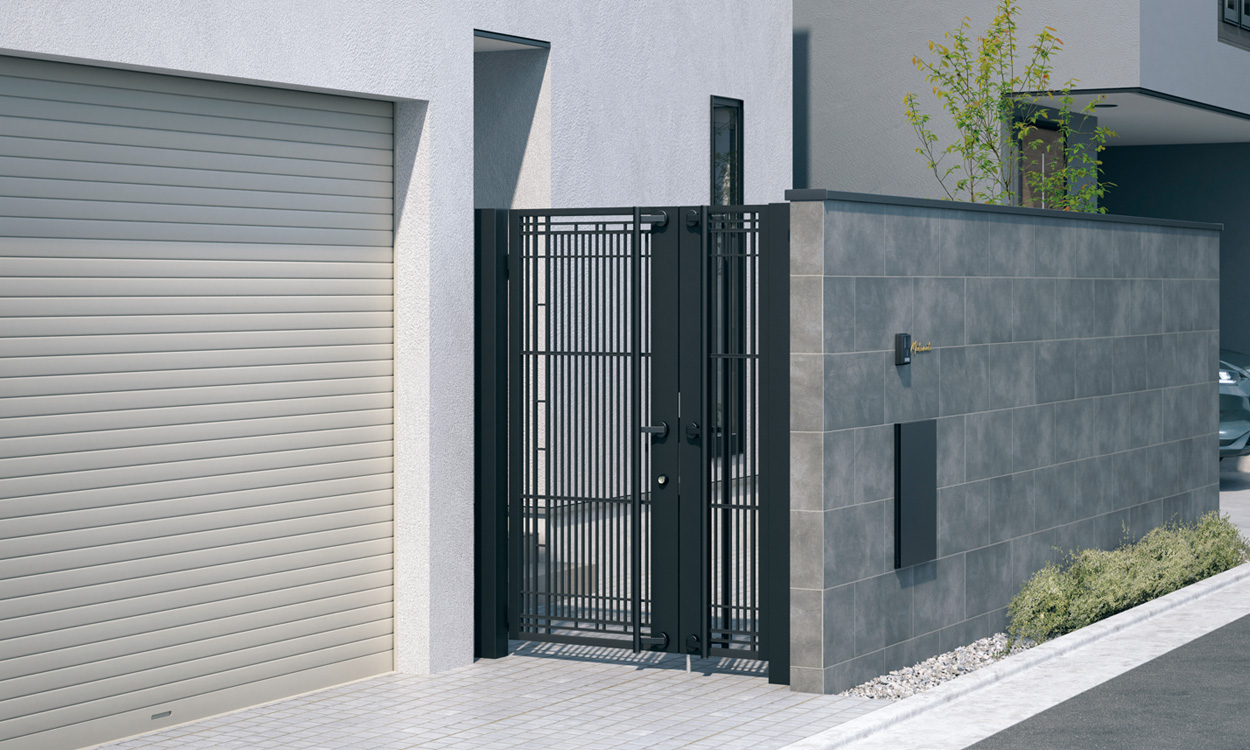 1型NEW アートブラック（KA）／タッチ錠（ロングバータイプ）／（08-04）20／表札：KMG-CG-1／宅配ポスト：フレムスBasic 埋め込みタイプ（ブラック（KC））　三協アルミ　門まわり　モダン　おしゃれ　エクステリア　愛知・名古屋の外構専門店パートナーホームのエクステリア　製品一覧　鋳物門扉　ジオグランテ|パートナーホーム