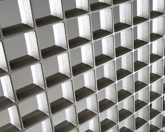 洗練されたグリッドパターンでソリッド感を追求。 行に厚みを持たせて素材感を生かしたモダンスタイルを演出します。 三協アルミ　門まわり　モダン　おしゃれ　エクステリア　愛知・名古屋の外構専門店パートナーホームのエクステリア　製品一覧　鋳物門扉　グランクロス|パートナーホーム