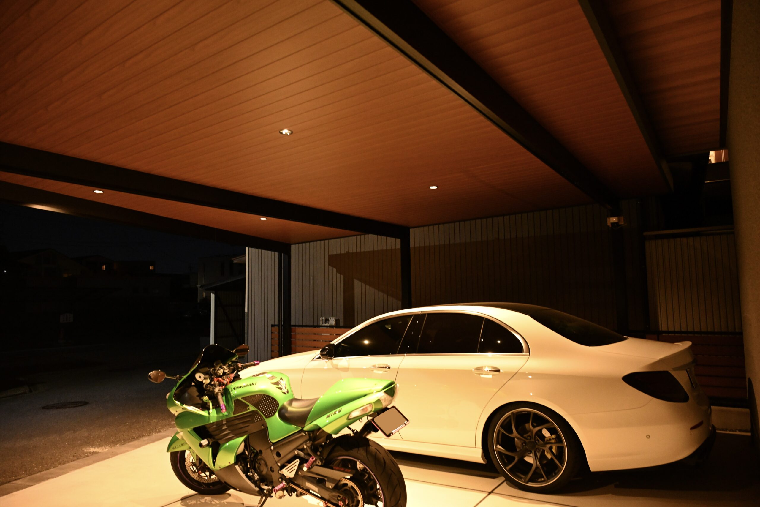 オーダー　高級カーポート　敷地ぴったり　木目天井　ウッド調　ダウンライト　新築外構工事　エクステリア　照明　ライティング　愛知県名古屋市中村区　施工事例|パートナーホーム