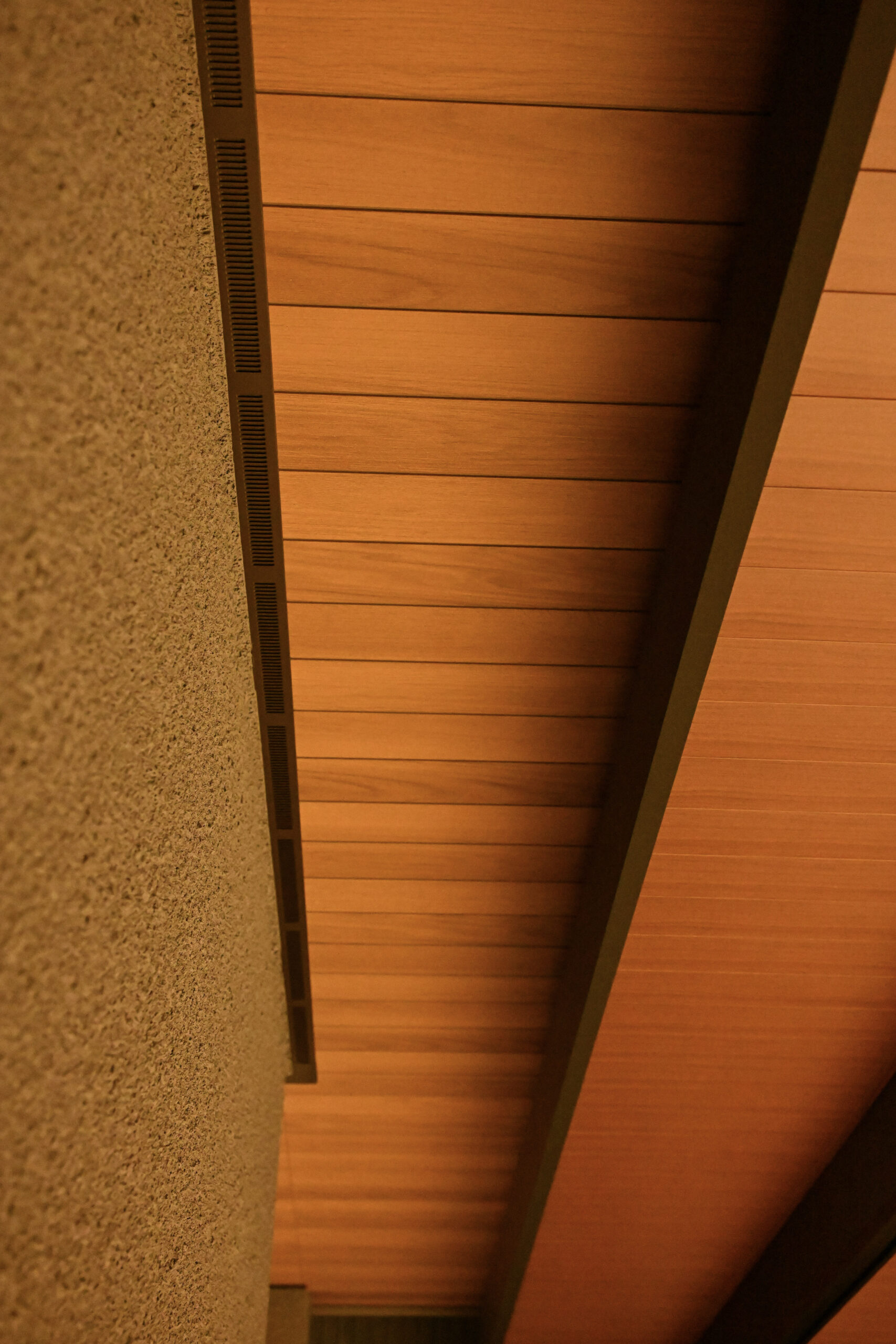 オーダー　高級カーポート　敷地ぴったり　木目天井　ウッド調　ダウンライト　新築外構工事　エクステリア　照明　ライティング　愛知県名古屋市中村区　施工事例|パートナーホーム