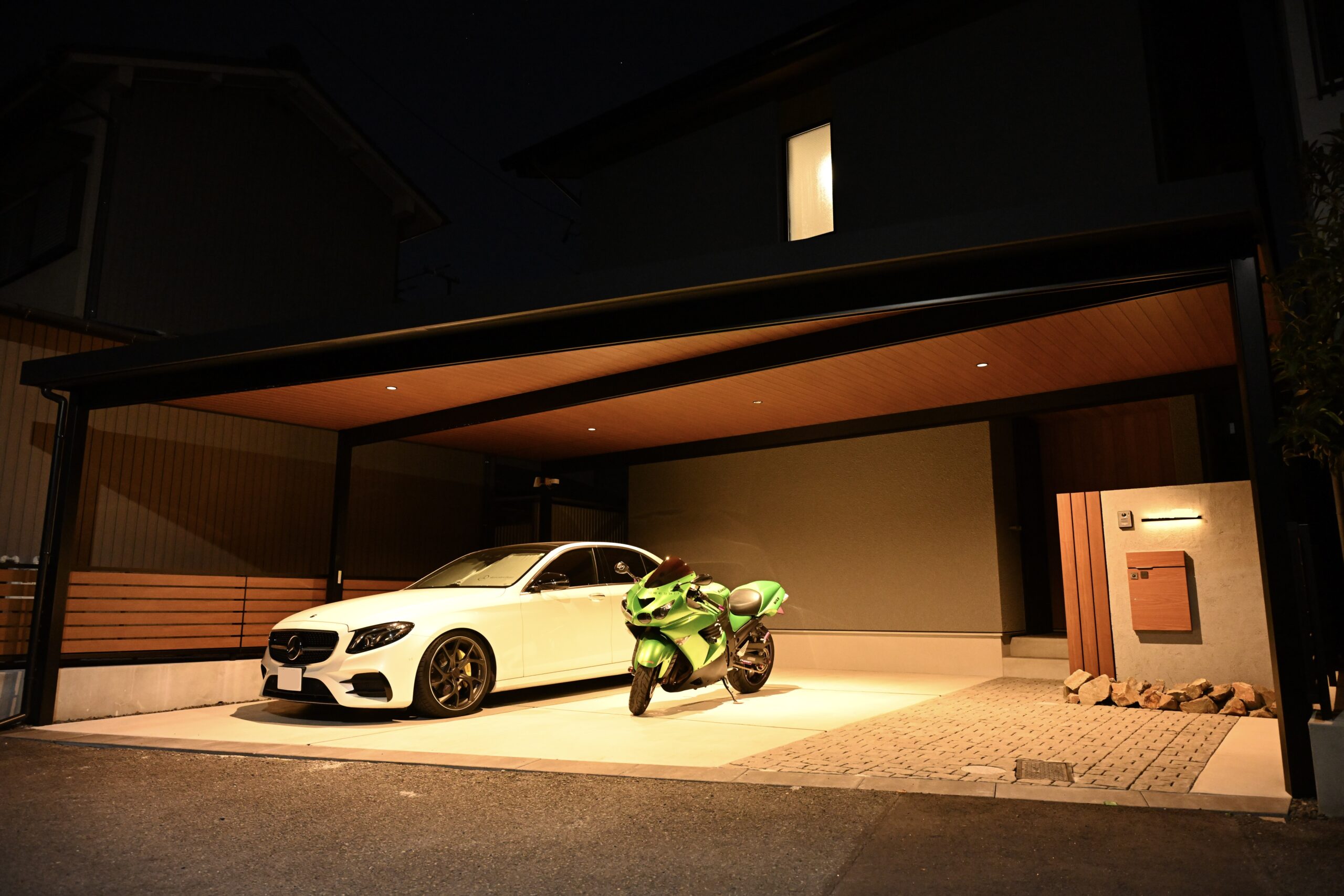 オーダー　高級カーポート　敷地ぴったり　木目天井　ウッド調　ダウンライト　新築外構工事　エクステリア　照明　ライティング　愛知県名古屋市中村区　施工事例|パートナーホーム