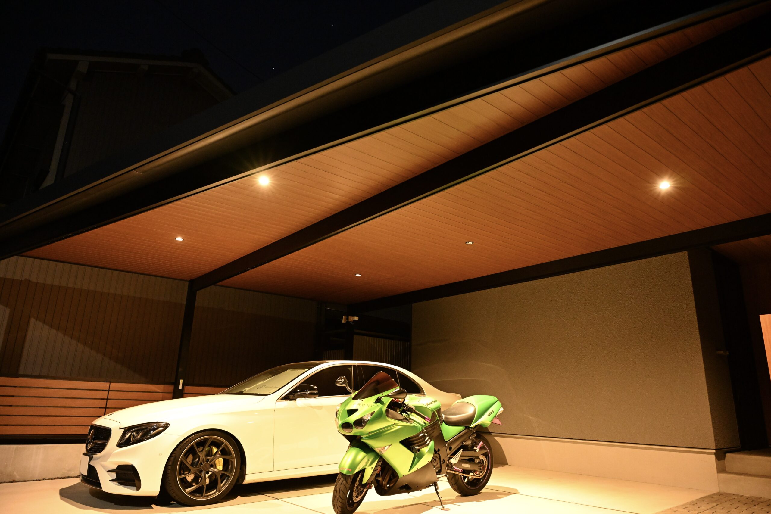 ーダー　高級カーポート　敷地ぴったり　木目天井　ウッド調　ダウンライト　新築外構工事　エクステリア　照明　ライティング　愛知県名古屋市中村区　施工事例|パートナーホーム