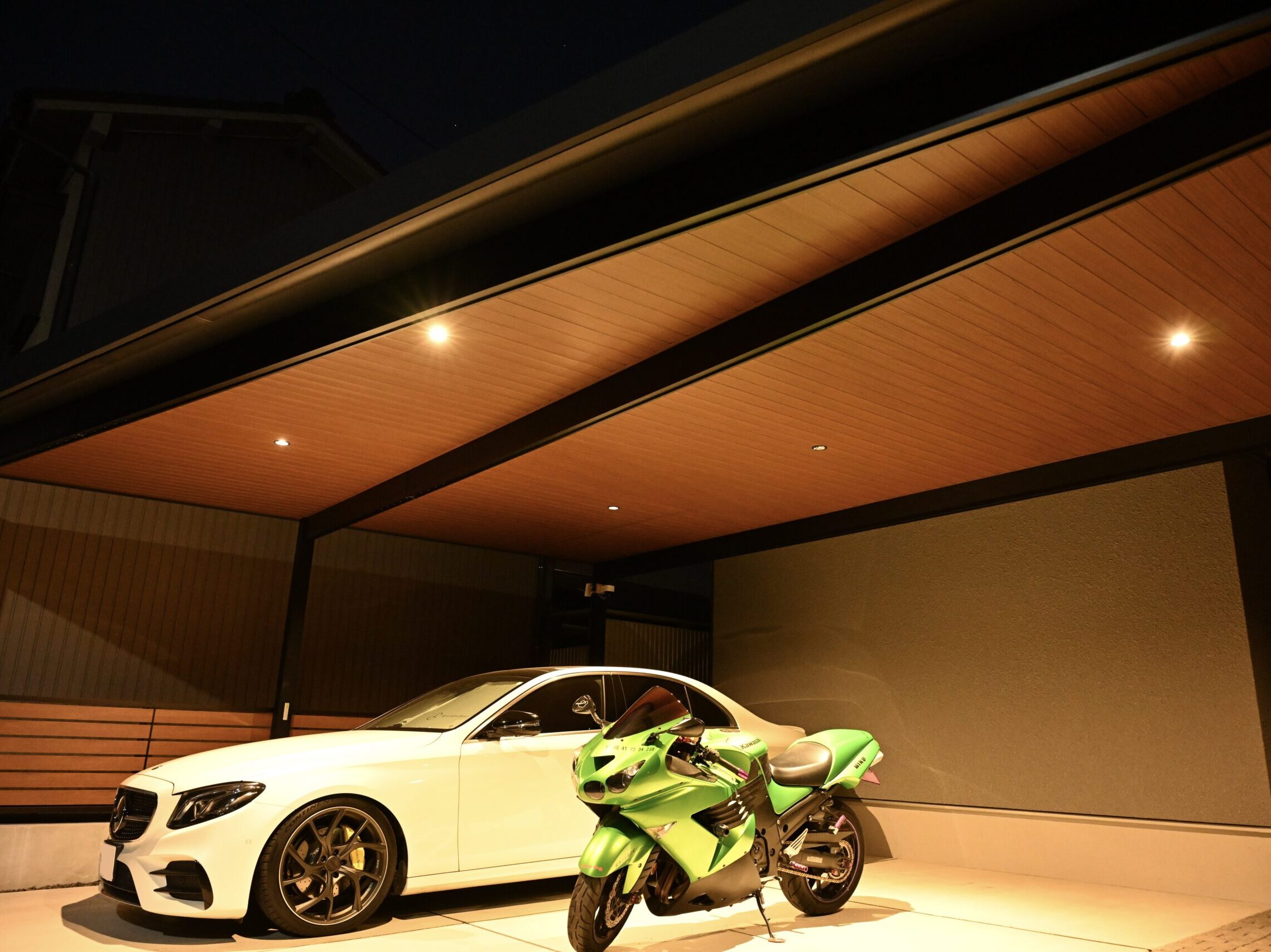 木目天井カーポートが主役の新築外構工事|オーダー　高級カーポート　敷地ぴったり　木目天井　ウッド調　ダウンライト　新築外構工事　エクステリア　照明　ライティング　愛知県名古屋市中村区　施工事例|パートナーホーム