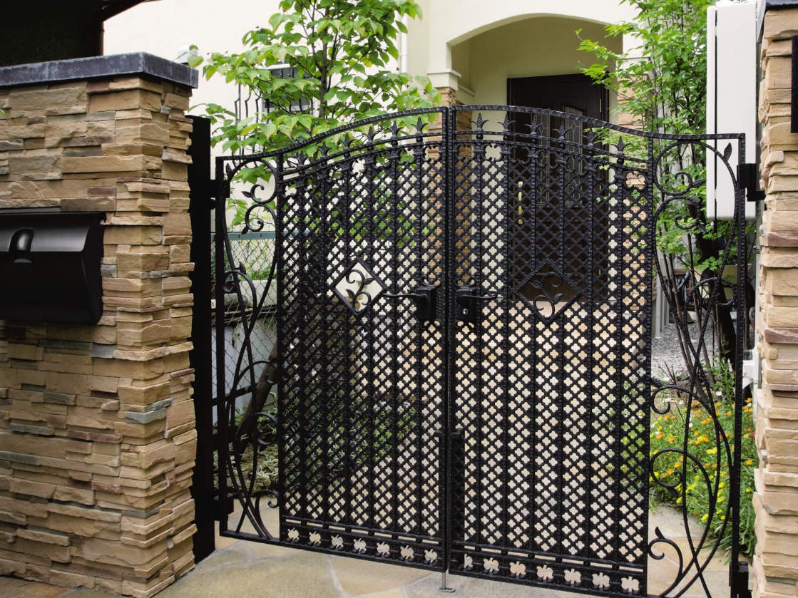 三協アルミ　鋳物門扉　アリッサム【外構エクステリア商品】|三協アルミ　門まわり　モダン　おしゃれ　エクステリア　愛知・名古屋の外構専門店パートナーホームのエクステリア　製品一覧　鋳物門扉　アリッサム　昼|パートナーホーム