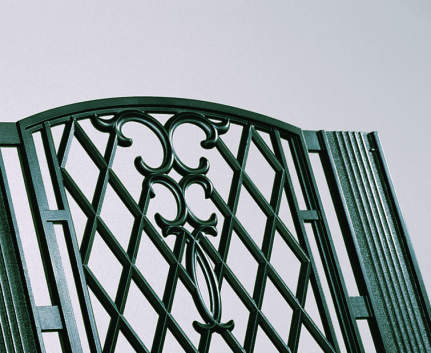 三協アルミ　門まわり　モダン　おしゃれ　エクステリア　愛知・名古屋の外構専門店パートナーホームのエクステリア　製品一覧　鋳物門扉　ラビロス　ジョイラル|パートナーホーム