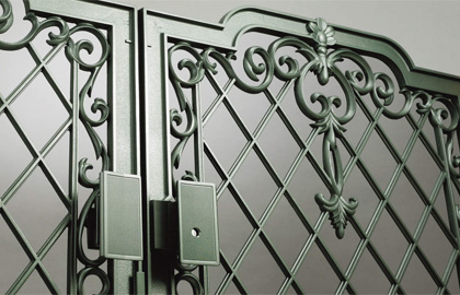 2型　三協アルミ　門まわり　モダン　おしゃれ　エクステリア　愛知・名古屋の外構専門店パートナーホームのエクステリア　製品一覧　鋳物門扉　ラビロス　|パートナーホーム