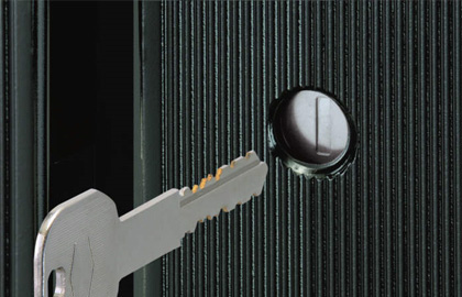 外：シリンダー錠 外側はシリンダー錠で施解錠が可能です。　三協アルミ　門まわり　モダン　おしゃれ　エクステリア　愛知・名古屋の外構専門店パートナーホームのエクステリア　製品一覧　鋳物門扉　ファンセル|パートナーホーム