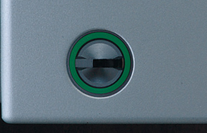 蓄光樹脂 外側の鍵穴のまわりには、夜間でも確認しやすい蓄光樹脂を採用し、鍵が入りやすいスリ鉢形状です。　三協アルミ　門まわり　モダン　おしゃれ　エクステリア　愛知・名古屋の外構専門店パートナーホームのエクステリア　製品一覧　鋳物門扉　ハーベリー|パートナーホーム