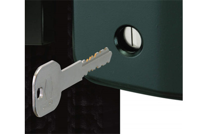 外：シリンダー錠 外側はシリンダー錠で施解錠が可能です。　三協アルミ　門まわり　モダン　おしゃれ　エクステリア　愛知・名古屋の外構専門店パートナーホームのエクステリア　製品一覧　鋳物門扉　キャスリート|パートナーホーム