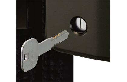 外：シリンダー錠 外側はシリンダー錠で施解錠が可能です。　三協アルミ　門まわり　モダン　おしゃれ　エクステリア　愛知・名古屋の外構専門店パートナーホームのエクステリア　製品一覧　鋳物門扉　プロヴァンス タッチ錠|パートナーホーム