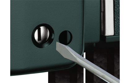 内：簡易錠C 内側の簡易錠はキーの先端やマイナスドライバーなどの道具で施解錠が可能です。　三協アルミ　門まわり　モダン　おしゃれ　エクステリア　愛知・名古屋の外構専門店パートナーホームのエクステリア　製品一覧　鋳物門扉　キャスリート|パートナーホーム