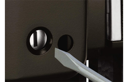 内：簡易錠C 内側の簡易錠はキーの先端やマイナスドライバーなどの道具で施解錠が可能です。　三協アルミ　門まわり　モダン　おしゃれ　エクステリア　愛知・名古屋の外構専門店パートナーホームのエクステリア　製品一覧　鋳物門扉　プロヴァンス タッチ錠|パートナーホーム