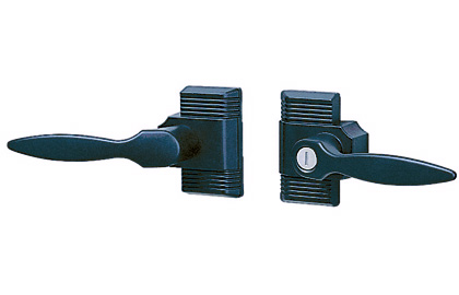 打掛け錠 外側からはレバーを押し下げて、内側からはかんぬきを上方向に回転させて扉を開きます。　三協アルミ　門まわり　モダン　おしゃれ　エクステリア　愛知・名古屋の外構専門店パートナーホームのエクステリア　製品一覧　鋳物門扉　ファンセル|パートナーホーム