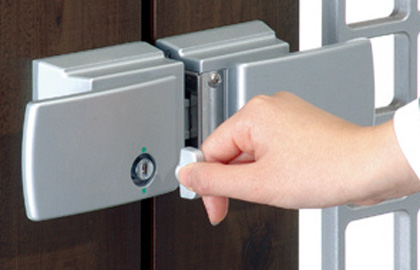 着脱式ツマミサムターン仕様 家側は状況により使い分けができる仕様で、ツマミ部を取りはずし、簡易錠〈コイン式〉としても使用できます。また、施解錠の状態が確認しやすい開閉マークを採用しています。　三協アルミ　門まわり　モダン　おしゃれ　エクステリア　愛知・名古屋の外構専門店パートナーホームのエクステリア　製品一覧　鋳物門扉　ハーベリー|パートナーホーム