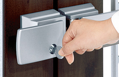 内外（両面）ディンプル錠仕様 防犯性を重視される方は、内外ディンプル錠仕様のタッチ錠をおすすめします。　三協アルミ　門まわり　モダン　おしゃれ　エクステリア　愛知・名古屋の外構専門店パートナーホームのエクステリア　製品一覧　鋳物門扉　ハーベリー|パートナーホーム